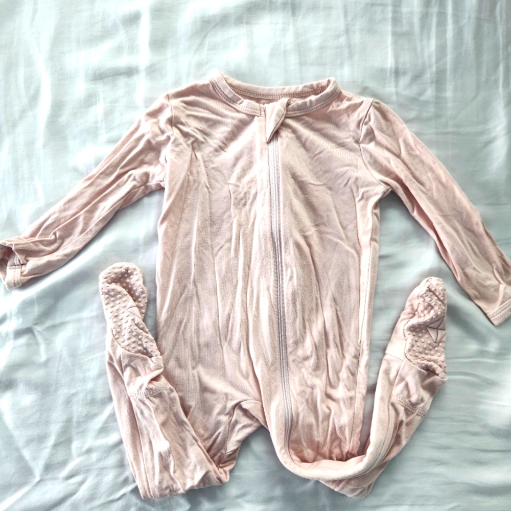 Kyte BABY bamboo zippered footies/pajamas 6-12M Blush pink